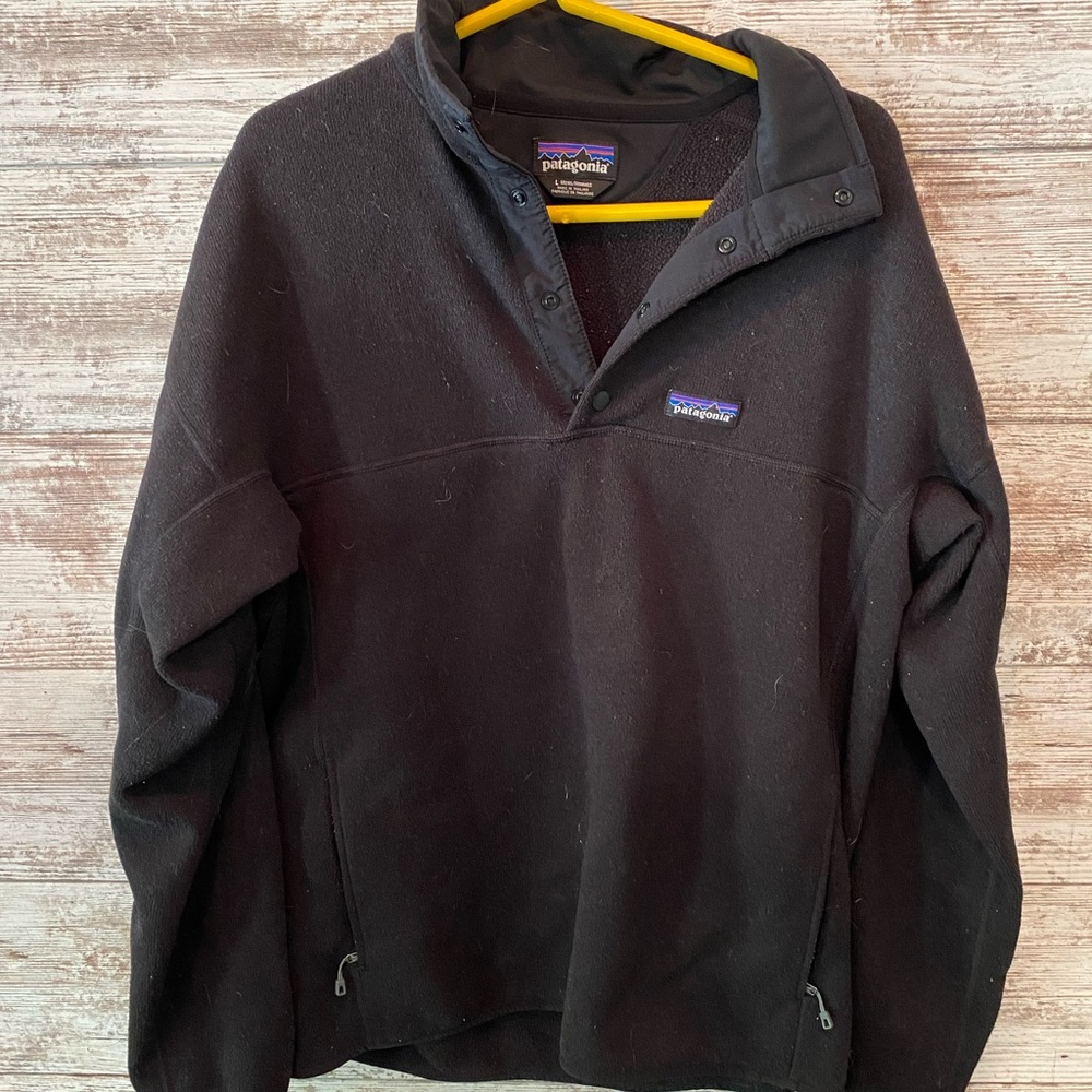 Patagonia black pullover with pockets
